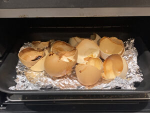 卵の殻を焼く
