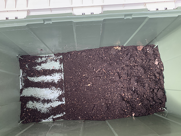 コンポスト内に腐葉土を入れる