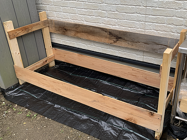 コンポスターを木材で囲むアイディア