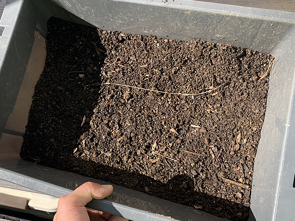 コンポスターに腐葉土を追加する