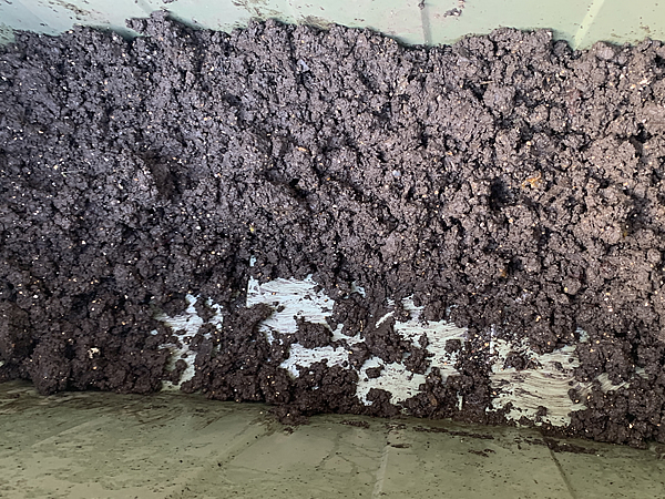 コンポスター2つにメンテナンス、大掃除をする