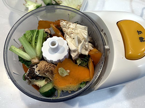 野菜クズをフードプロセッサーで細かくする