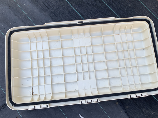 フタの内部に取り付けます