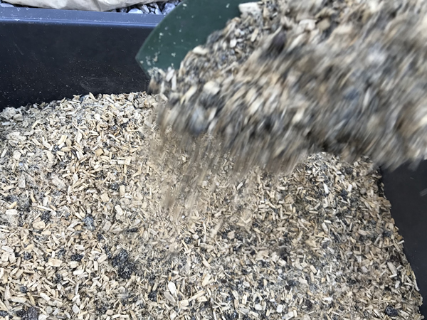 発酵前の床材を混ぜ合わせる