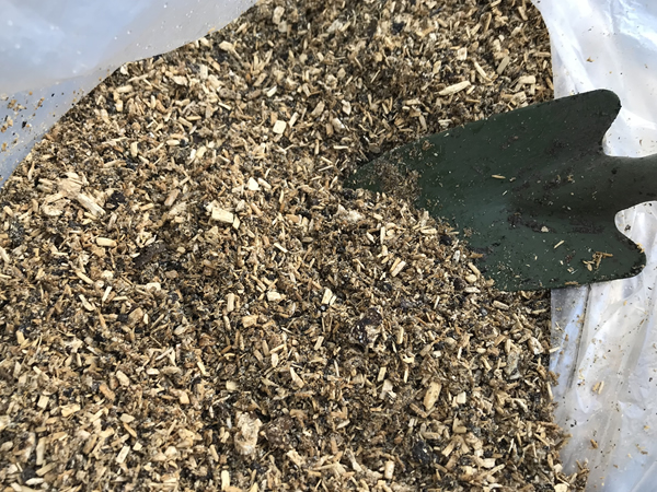 スコップで混ぜる