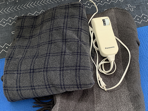 電気毛布とブランケットを用意する