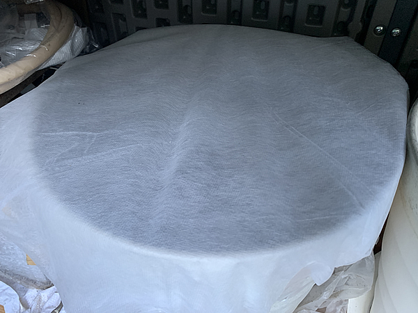 実験用コンポスターはフタをせず、カバーをして害虫防止をしています。