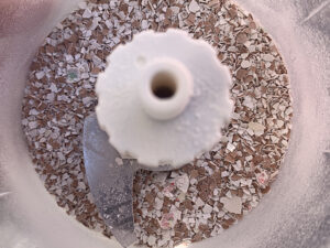 卵の殻を焼いて、フードプロセッサーで細かくする