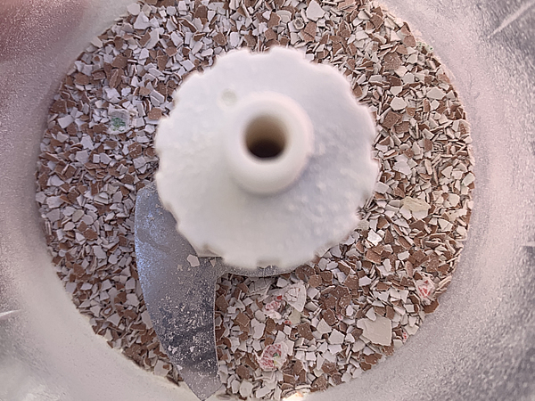 卵の殻を焼いて、フードプロセッサーで細かくする