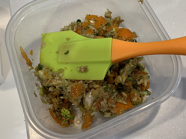 野菜クズはフードプロセッサーで細かくする