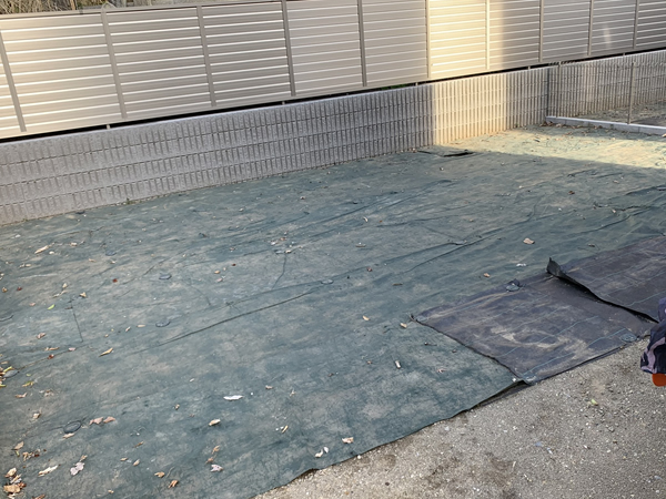 写真：引っ越してきた当初の裏庭スペースの様子