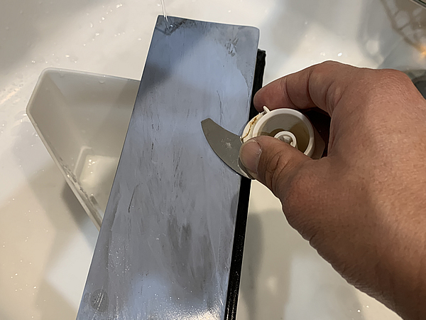 フードプロセッサーの刃を砥石で研ぐ