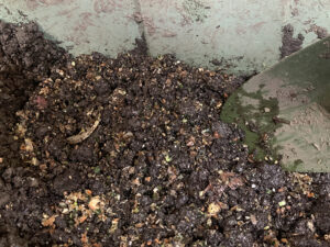 生ゴミと土をよく混ぜる