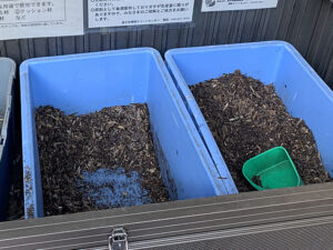 逗子市役所で腐葉土を配っている