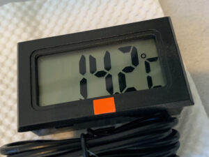 室内飼育箱の温度計