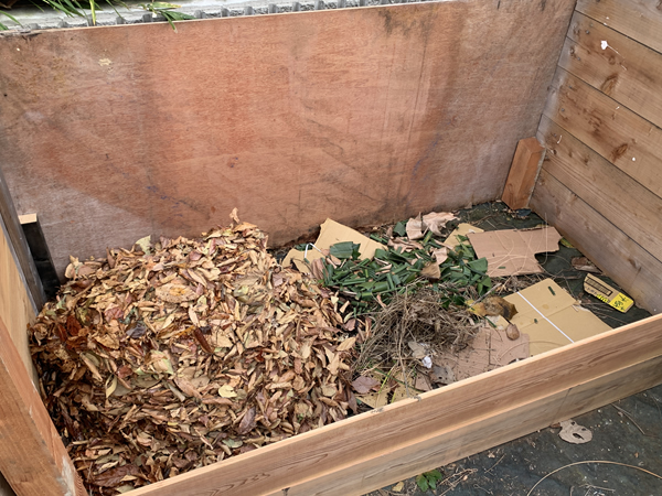 自作した木製のコンポスト