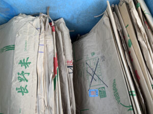 牛糞堆肥を投入する米袋を入手する