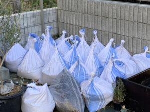 土嚢に入っている土