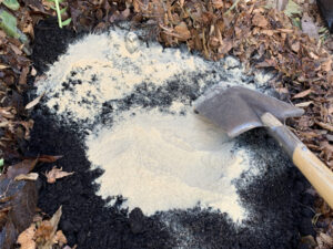 牛糞堆肥に米ぬかを混ぜる